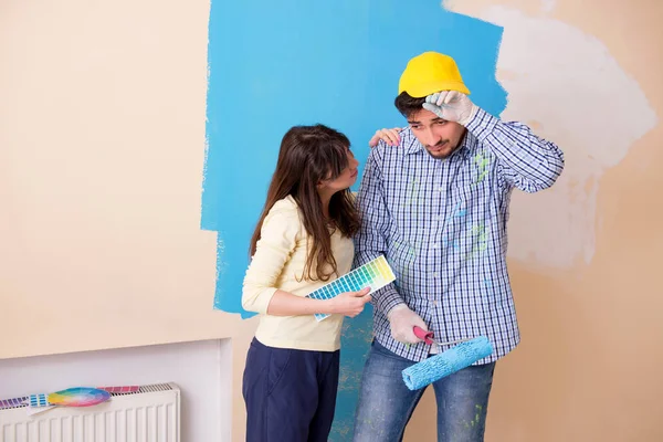 Husband and wife doing renovation at home — Stock Photo, Image