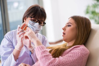 Kadın hasta ziyaret dişçi düzenli check-up için