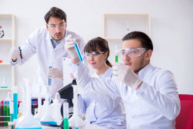 Laboratuvarda çalışan kimyagerler.