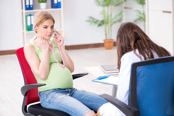 Pregnant woman visiting doctor for regular check-up — Stock Photo, Image