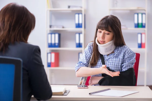 Employé blessé avocat invité pour des conseils sur l'assurance — Photo