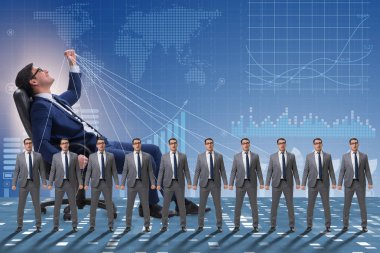 Patron çalışanı, çalışanlarını iş konseptinde manipüle ediyor.