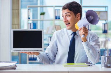 Onun laptop hoparlör sunulması ile iş adamı