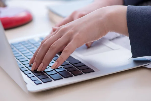 Profesional de finanzas femenino trabajando en teclado con informes —  Fotos de Stock