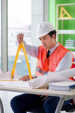 Adam mimar proje üzerinde çalışıyor. 