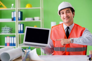 Adam mimar proje üzerinde çalışıyor.