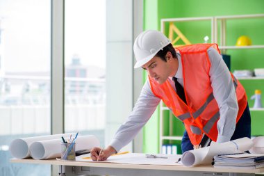 Adam mimar proje üzerinde çalışıyor.