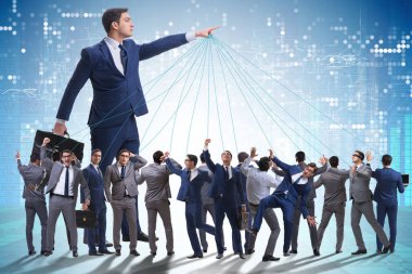 Patron çalışanı, çalışanlarını iş konseptinde manipüle ediyor.