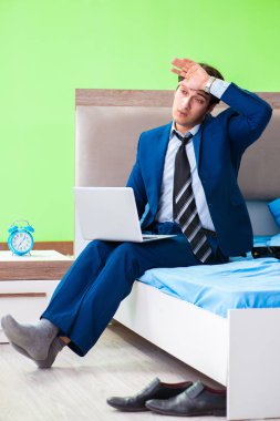Otel odasında çalışan bir iş adamı.