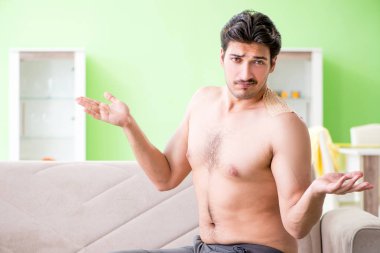 Acıyı dindirmek için biber yapıştıran bir adam.