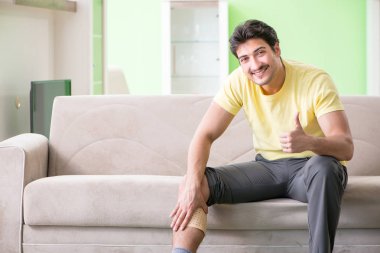 Acıyı dindirmek için biber yapıştıran bir adam.