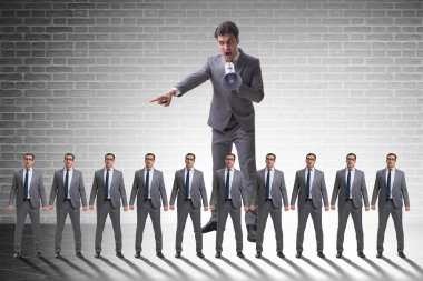 Hoparlörle bağıran kızgın patron kavramı.