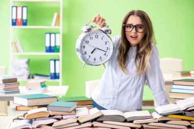 Sınavlara zamanında hazırlanan genç kız öğrenci.