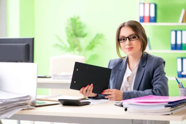 Ofiste çalışan kadın finans müdürü.