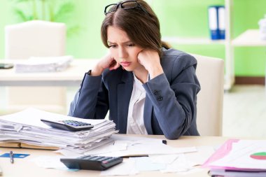 Ofiste çalışan kadın finans müdürü.