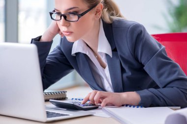 Rapor ile klavye üzerinde çalışan kadın finans uzmanı