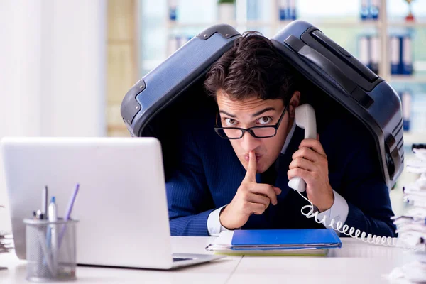 Mitarbeiter denken wegen zu hoher Arbeitsbelastung an Urlaub — Stockfoto