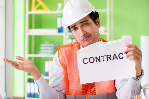 Arg byggnadsövervakare annullerar kontrakt — Stockfoto