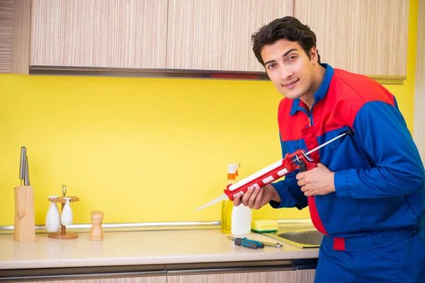 Reparador trabajando en la cocina — Foto de Stock