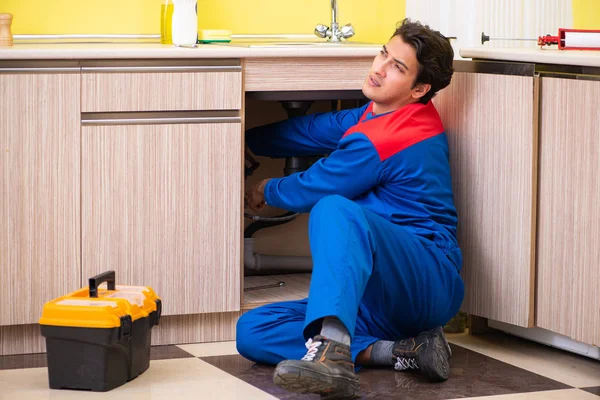 Plumber repairing  wash basin at kitchen — Stock Photo, Image