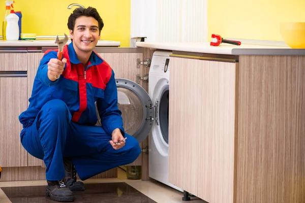 Opravář opravy pračky v kuchyni — Stock fotografie