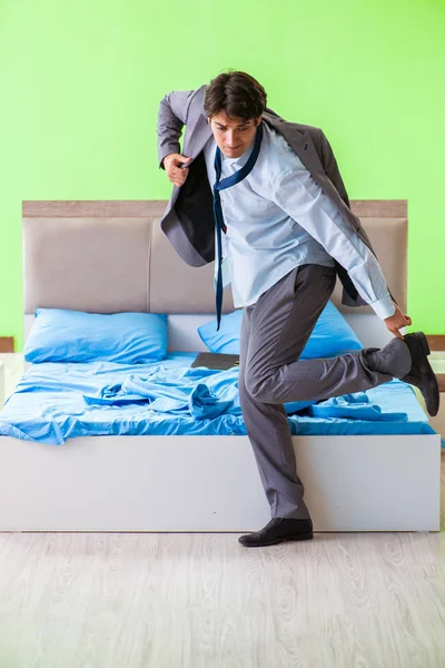 Empleado en el dormitorio llegando tarde a su trabajo — Foto de Stock