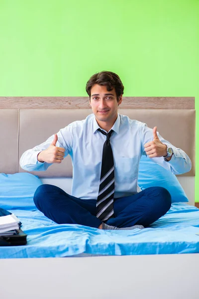 Geschäftsmann arbeitet im Hotelzimmer — Stockfoto