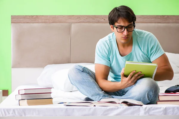 Student bereitet sich zu Hause im Schlafzimmer auf Prüfungen vor — Stockfoto