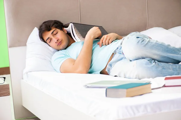 Estudante se preparando para exames em casa no quarto deitado na cama — Fotografia de Stock