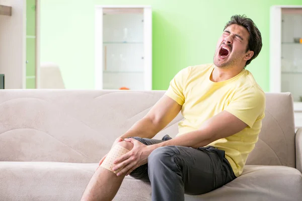 Hombre aplicando pimienta Capsicum yeso para aliviar el dolor —  Fotos de Stock