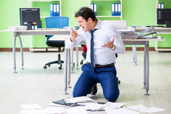 Uomo d'affari frustrato stressato dal lavoro eccessivo — Foto Stock