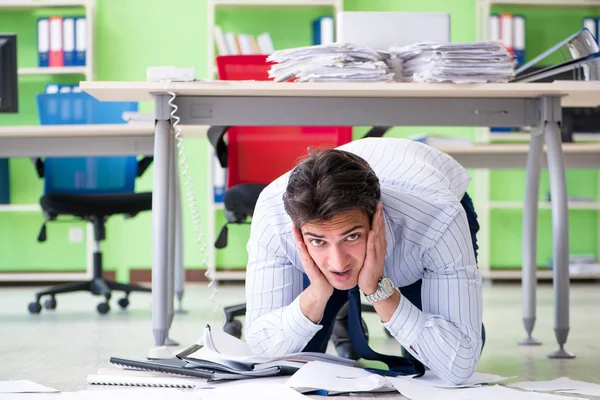 Frustrierter Geschäftsmann durch übermäßige Arbeit gestresst — Stockfoto