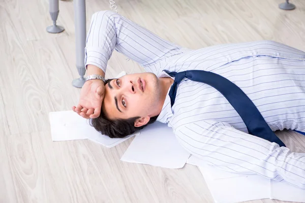 Gefrustreerde zakenman gestrest door overmatig werk — Stockfoto