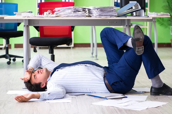 Frustrierter Geschäftsmann durch übermäßige Arbeit gestresst — Stockfoto