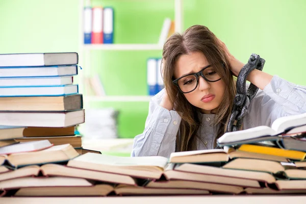 Jovem Estudante Acorrentada Mesa Preparando Para Exames Com Muitos Livros — Fotografia de Stock