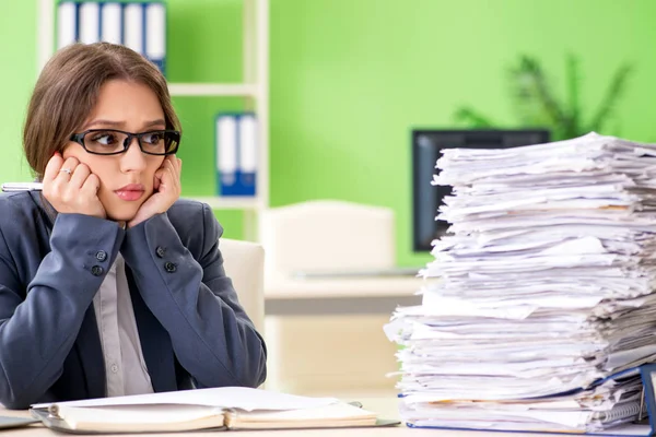 Jeune employée très occupée par la paperasserie en cours — Photo