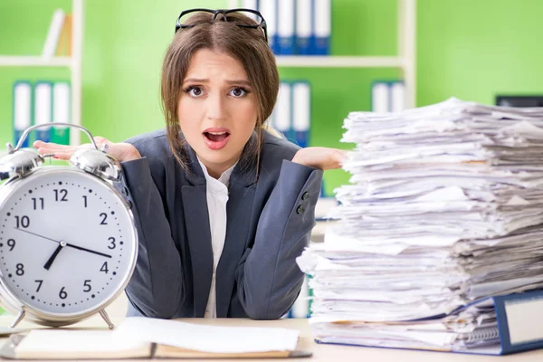 Young female employee very busy with ongoing paperwork in time m — Stock Photo, Image