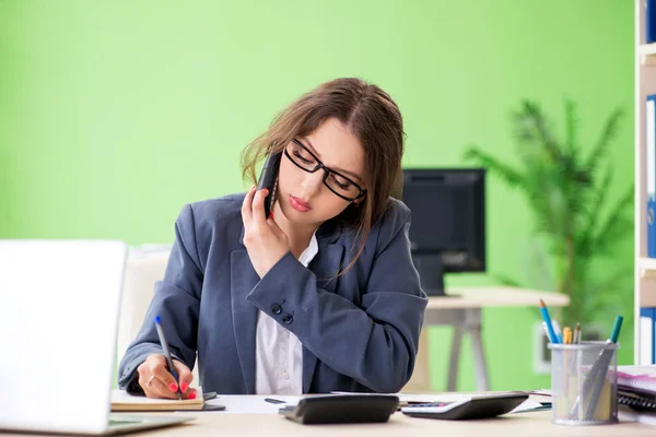 Gestora financiera femenina trabajando en la oficina — Foto de Stock