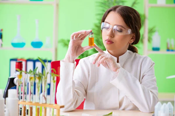 Bela mulher biotecnologia cientista químico trabalhando em laboratório — Fotografia de Stock