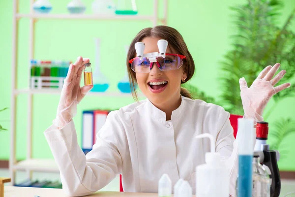 Красивая женщина-биотехнолог, химик, работает в лаборатории — стоковое фото
