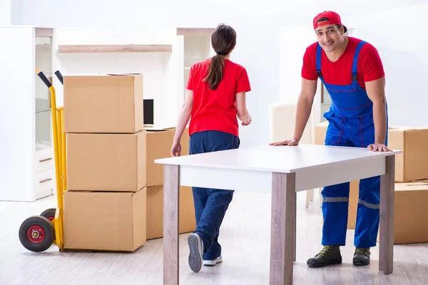 Professionelle Umzugshelfer beim Umzug — Stockfoto