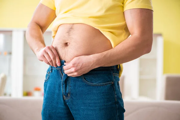 Giovane uomo grasso nel concetto di dieta — Foto Stock