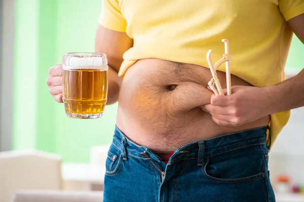 Gordo obeso homem segurando cerveja no conceito de dieta — Fotografia de Stock