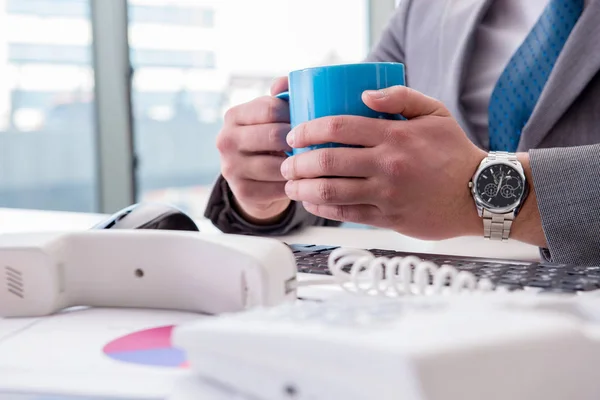 Empresário bebendo café no escritório — Fotografia de Stock