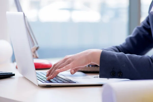 Kvinnlig finansiering professionell arbetar på tangentbord med rapporter — Stockfoto