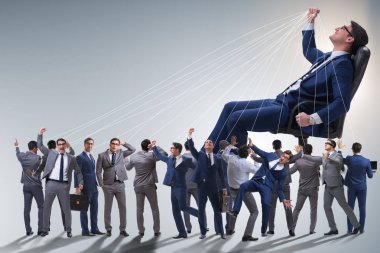 Patron çalışanı, çalışanlarını iş konseptinde manipüle ediyor.