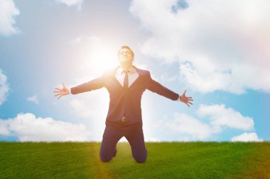 İş adamı yeni iş fırsatlarıyla heyecanlanıyor