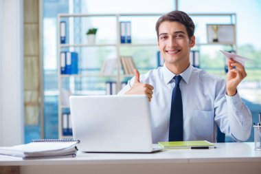 Seyahat acentesinde çalışan satış temsilcisi.