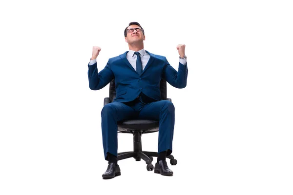Бизнесмен, сидящий на стуле изолированный на белом — стоковое фото