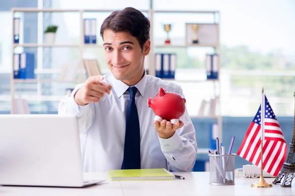 Verkäufer arbeitet im Reisebüro — Stockfoto